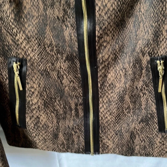 Dana Buchman Faux Leather Reptile Print Jacket. Size 8 - Picture 3 of 4